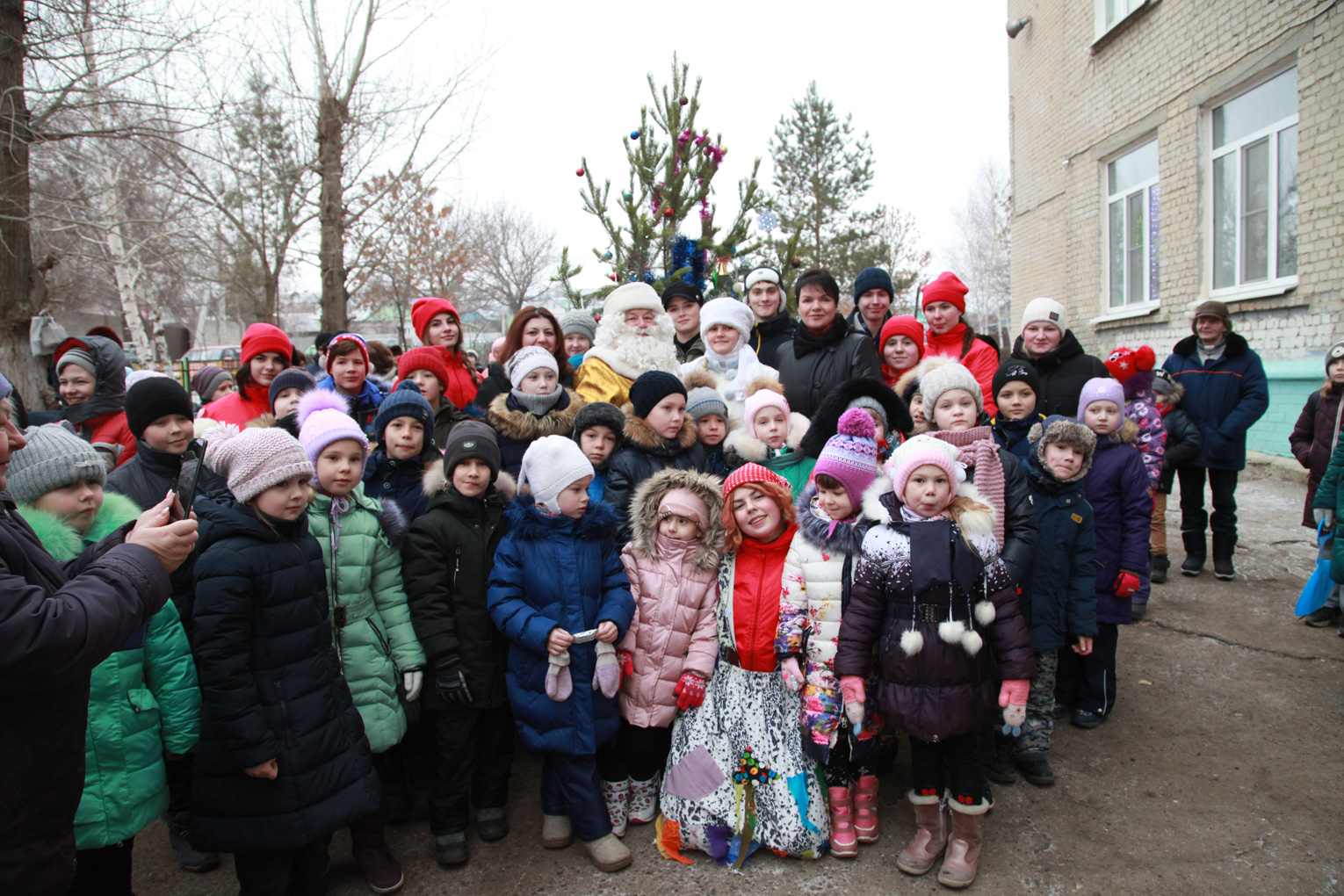 Акция «Новогоднее чудо в каждый двор» от ДК «Россия»