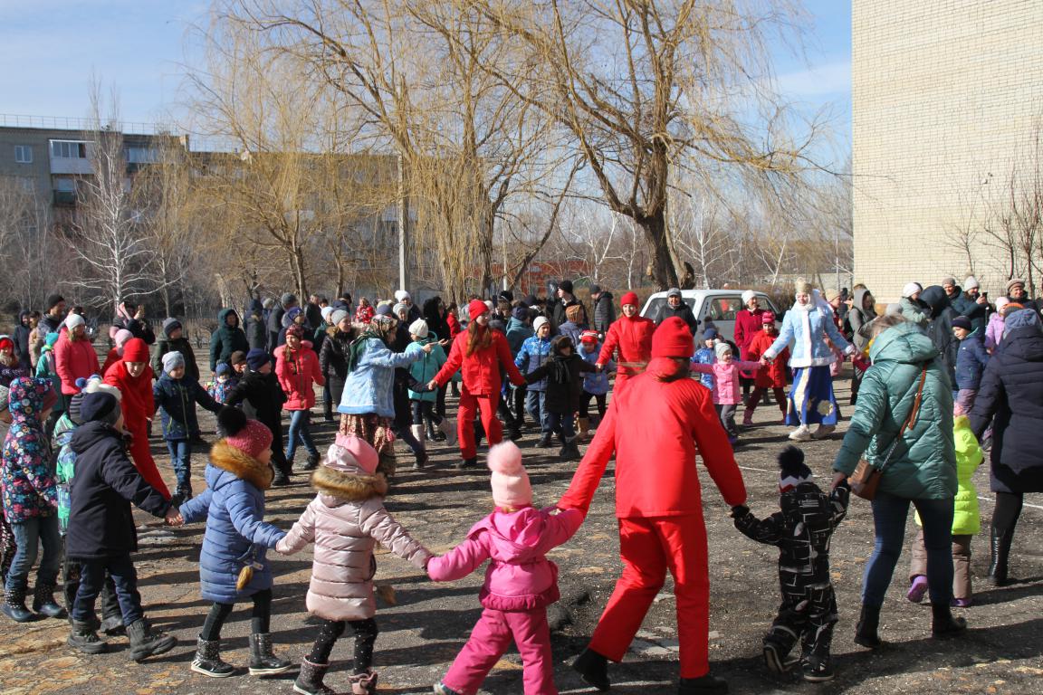 Масленица в поселках Жасминный, Дачный и в районе 75 школы в Саратове | ДК  Россия