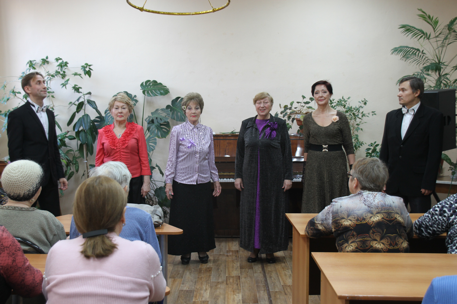 Вокальный ансамбль «Ретро» выступил с концертом в библиотеке №12