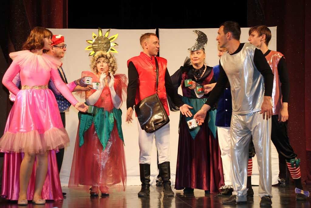 Первоклассникам Ленинского района показали спектакль «Огниво» в рамках программы «Театр — детям»