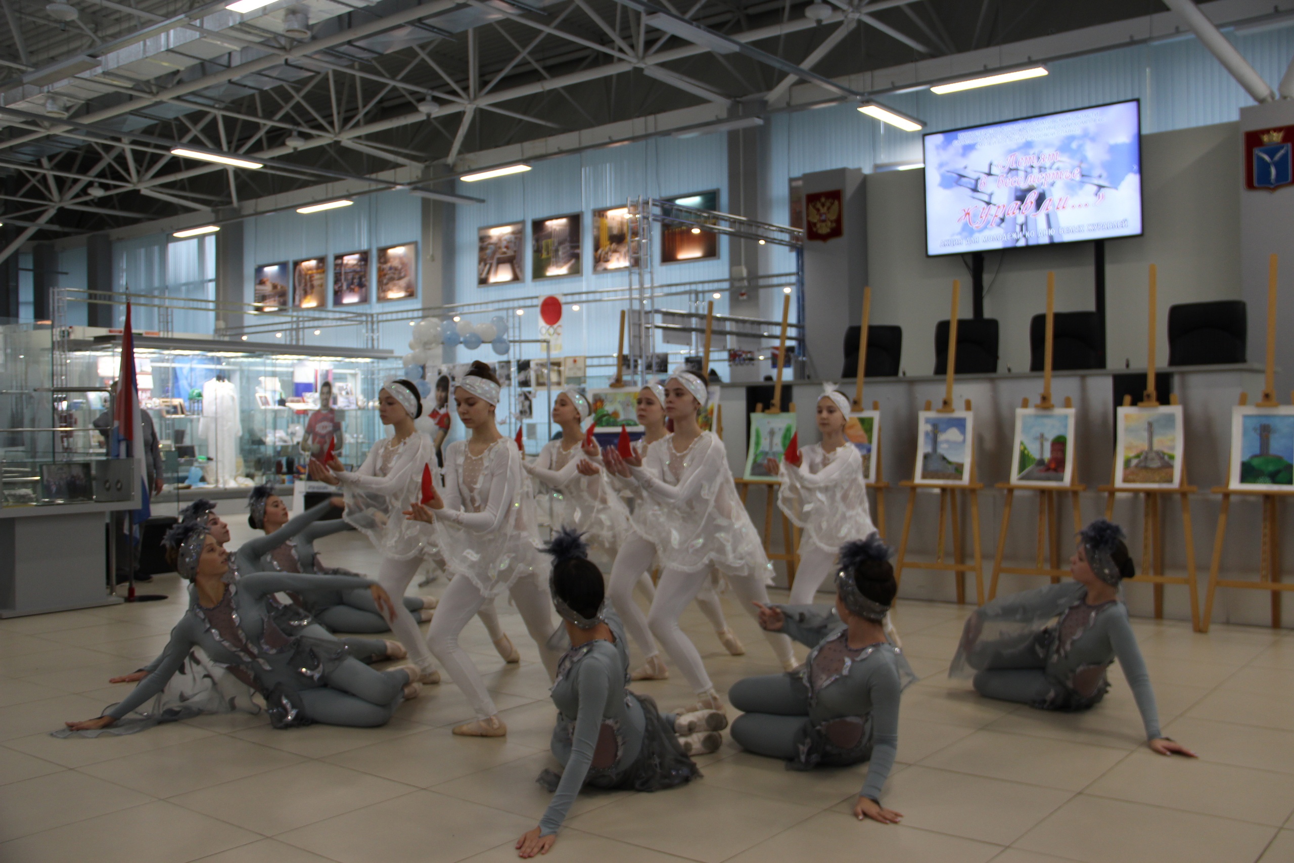 Гражданско-патриотическая акция для молодежи «Летят в бессмертье журавли» с участием театра танца «Арабеск»
