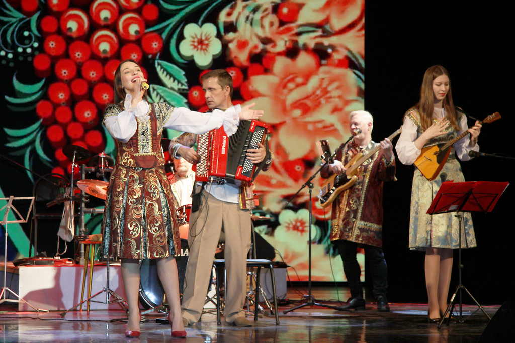 Вчера в ДК «Россия» состоялся концерт ансамбля «Сувенир» и группы «Астория»