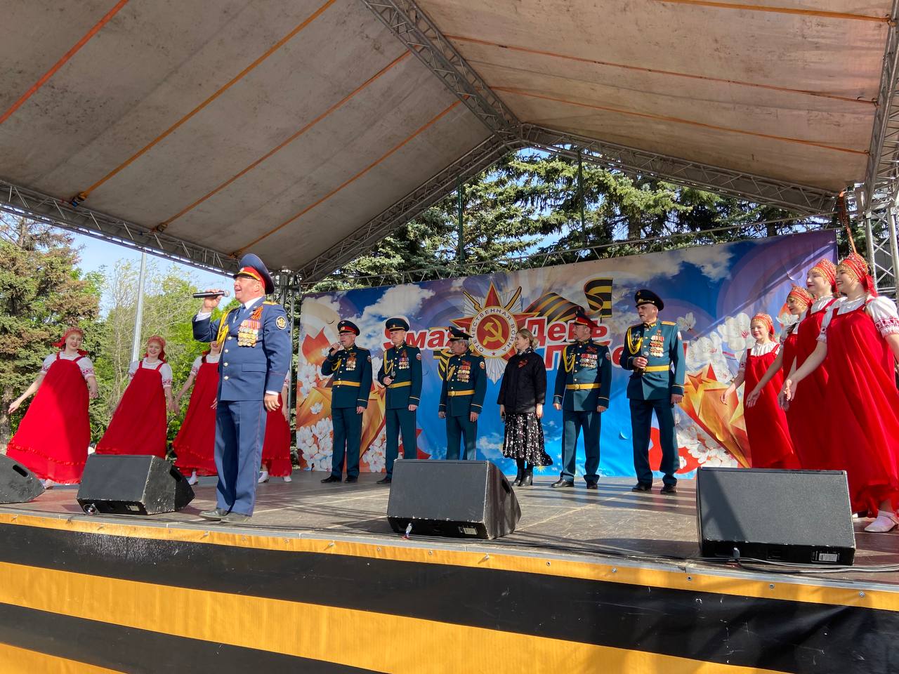 Творческие коллективы ДК «Россия» подарили концерт жителям Саратова в День Победы
