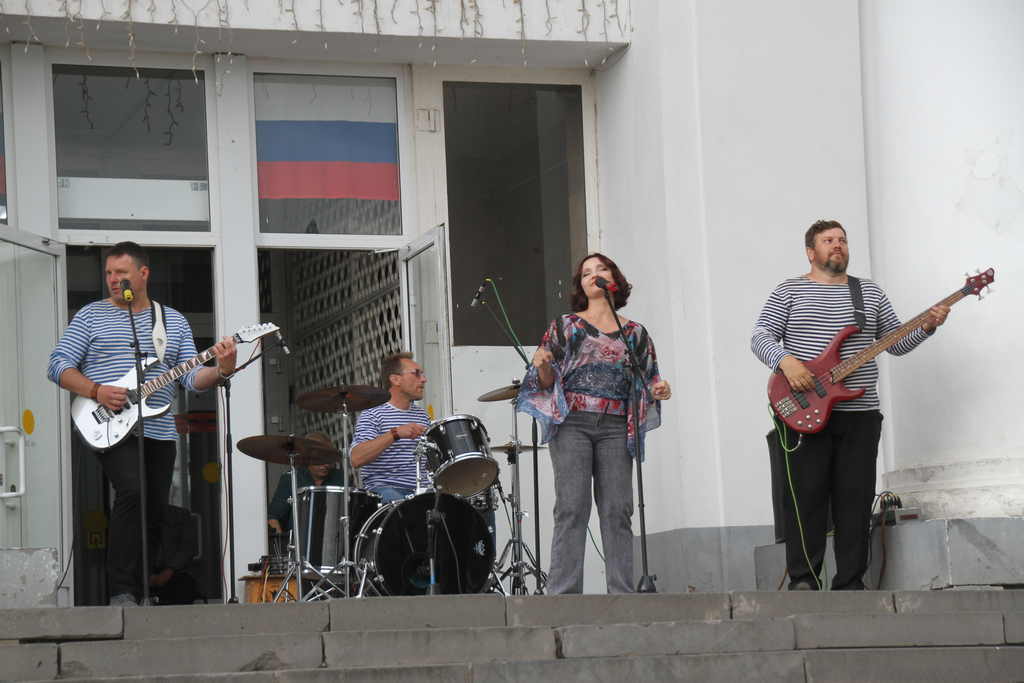 Группа «Время & Река» выступила сегодня на площади Ленина