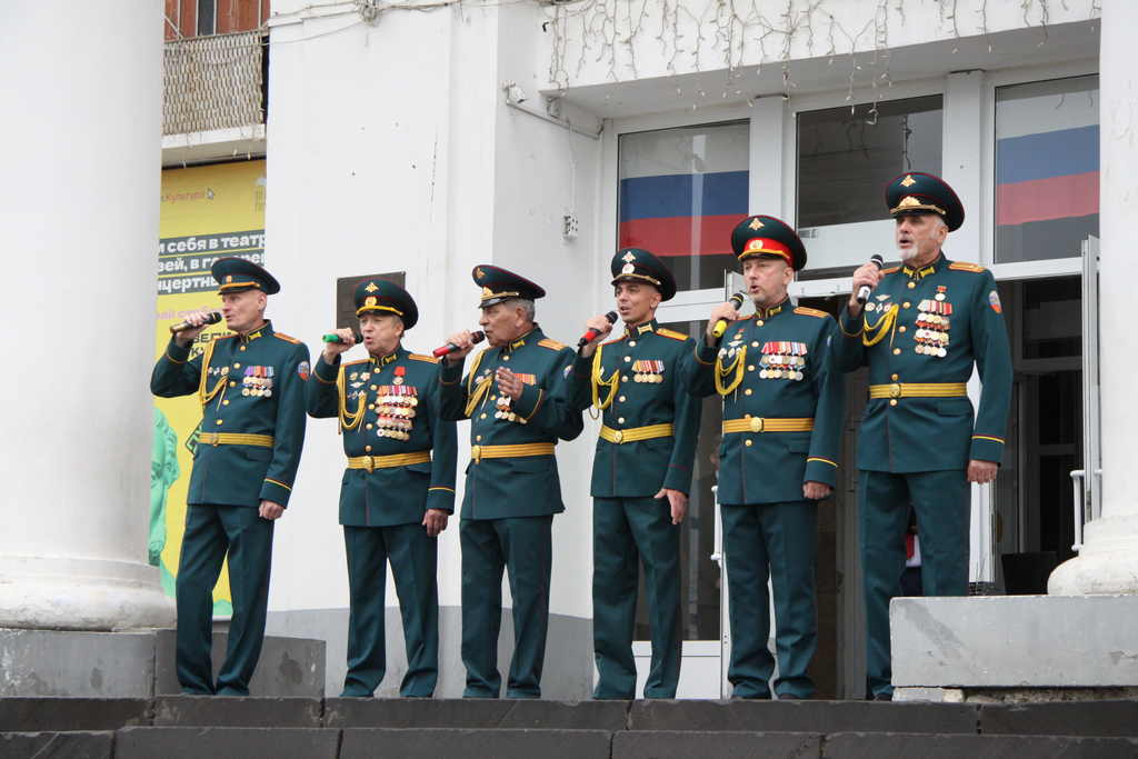 Группа «Офицеры запаса» выступили на площади Ленина