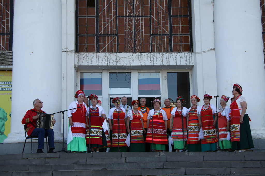 Клуб «На завалинке» выступил на площади Ленина