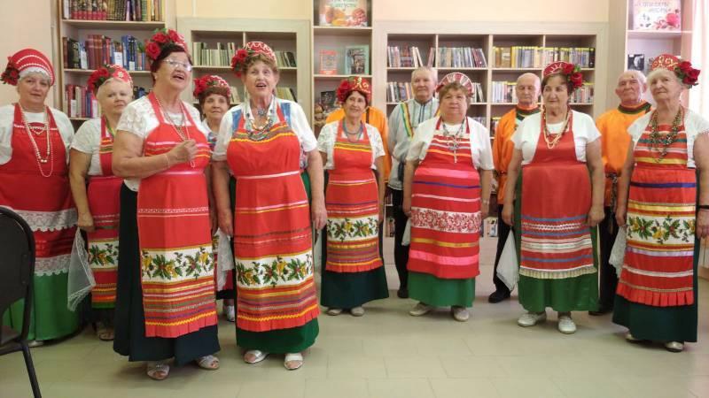 Выступление литературно-музыкального клуба «На завалинке» в Саратовской областной научной библиотеке.