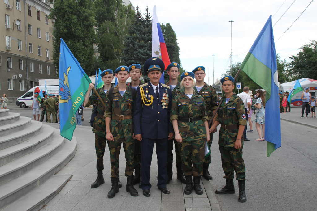 В Саратове состоялось торжественное мероприятие, посвященное 93-ей годовщине образования Воздушно-десантных войск РФ