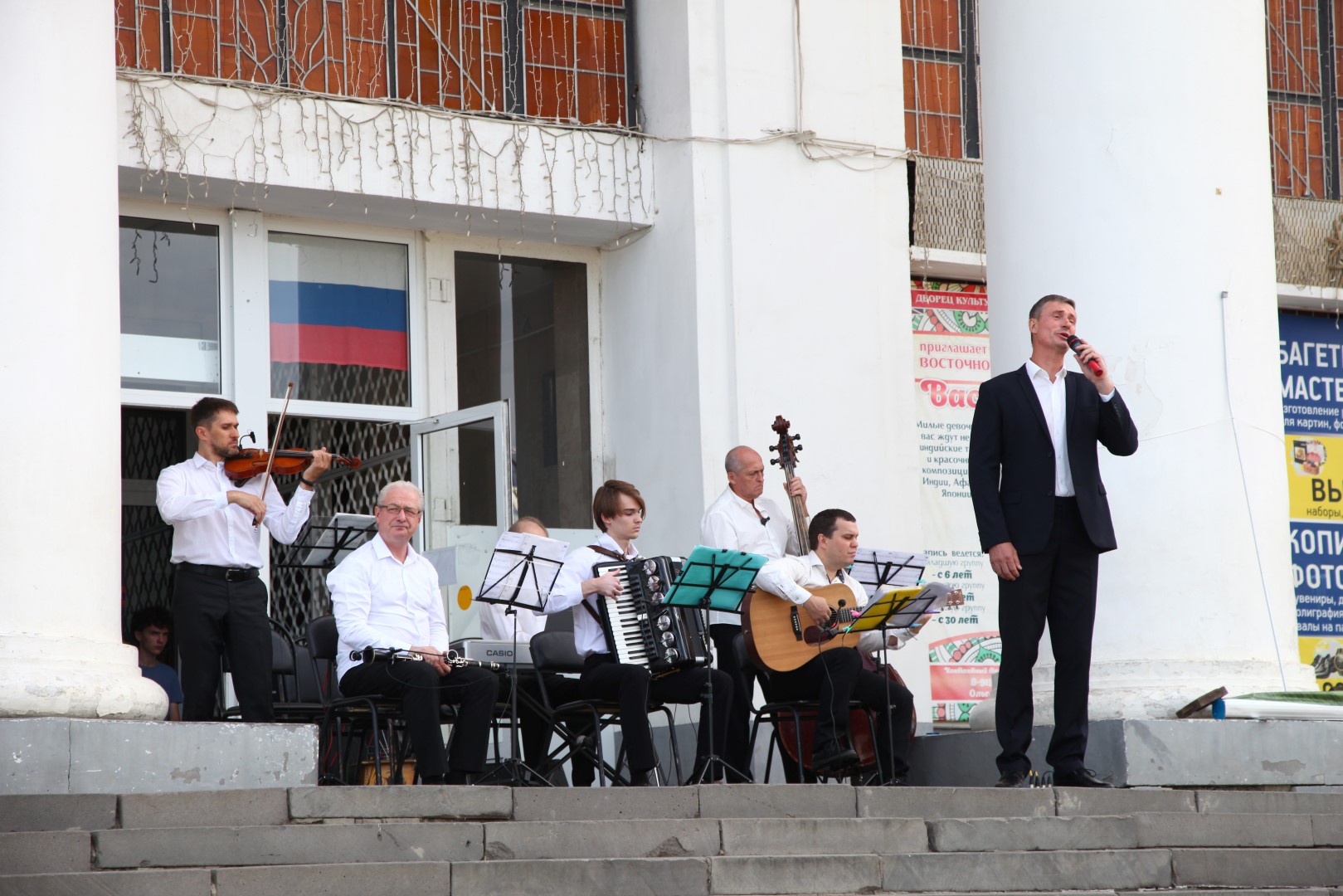 На площади Ленина состоялась концертная программа «От России с любовью!» в исполнении вокально-инструментального ансамбля «Аккорд»