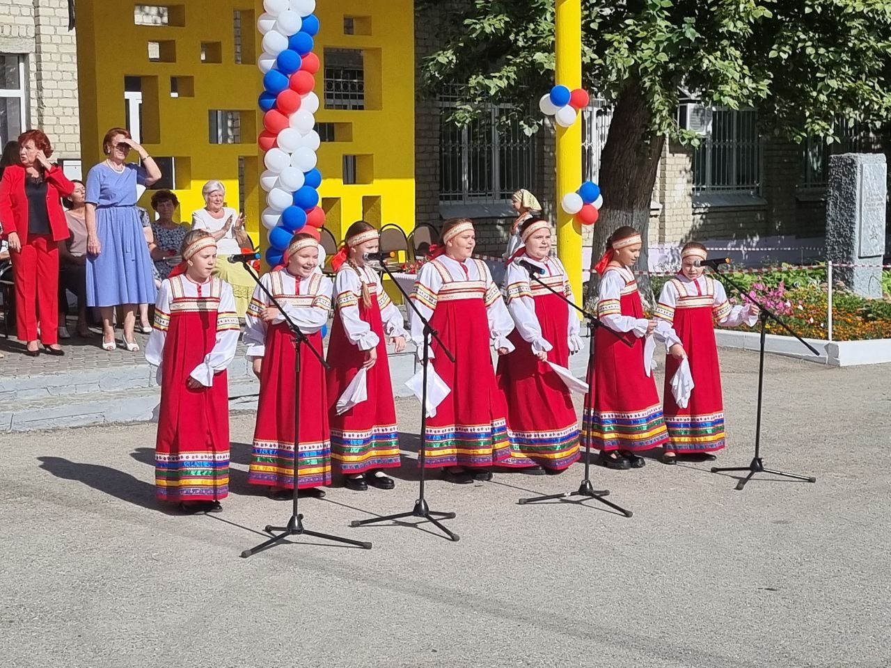 Творческие коллективы Дворца культуры «Россия» поздравили с Юбилеем МАОУ «Гимназия № 108»