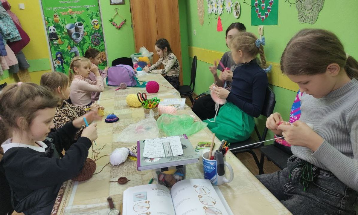 В «Народной студии» клубе декоративно-прикладного творчества «Мастерица» связали Солнечную систему