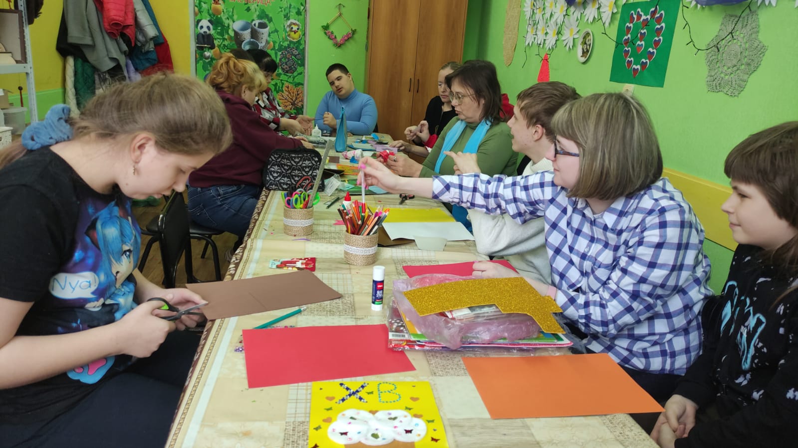 Открытки к Пасхе на занятии по декоративно-прикладному творчеству в инклюзивной творческой лаборатории «Дорога к счастью»