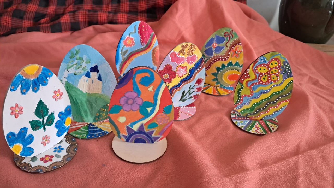 Мастер-класс по росписи яиц в инклюзивной творческой лаборатории «Дорога к счастью»