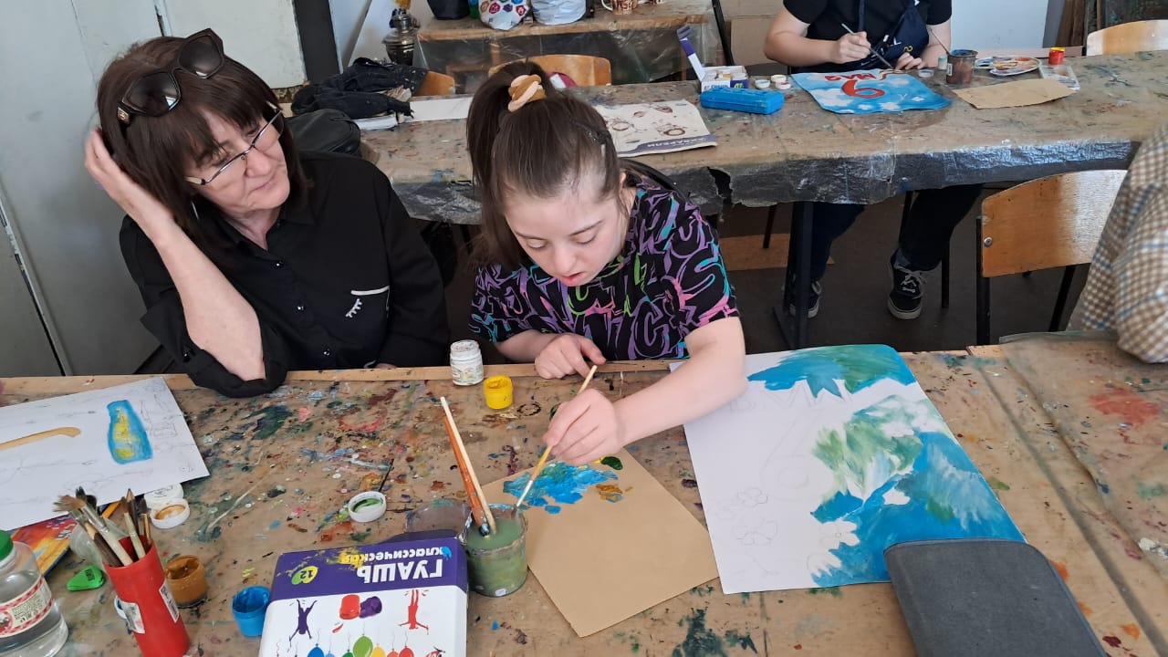 Открытка ко Дню Победы на занятии по ИЗО в инклюзивной творческой лаборатории «Дорога к счастью»