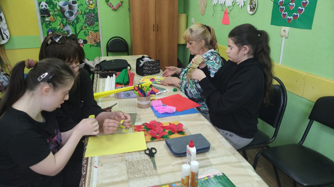 Открытка к 1 мая на занятии по декоративно-прикладному творчеству в инклюзивной творческой лаборатории «Дорога к счастью»