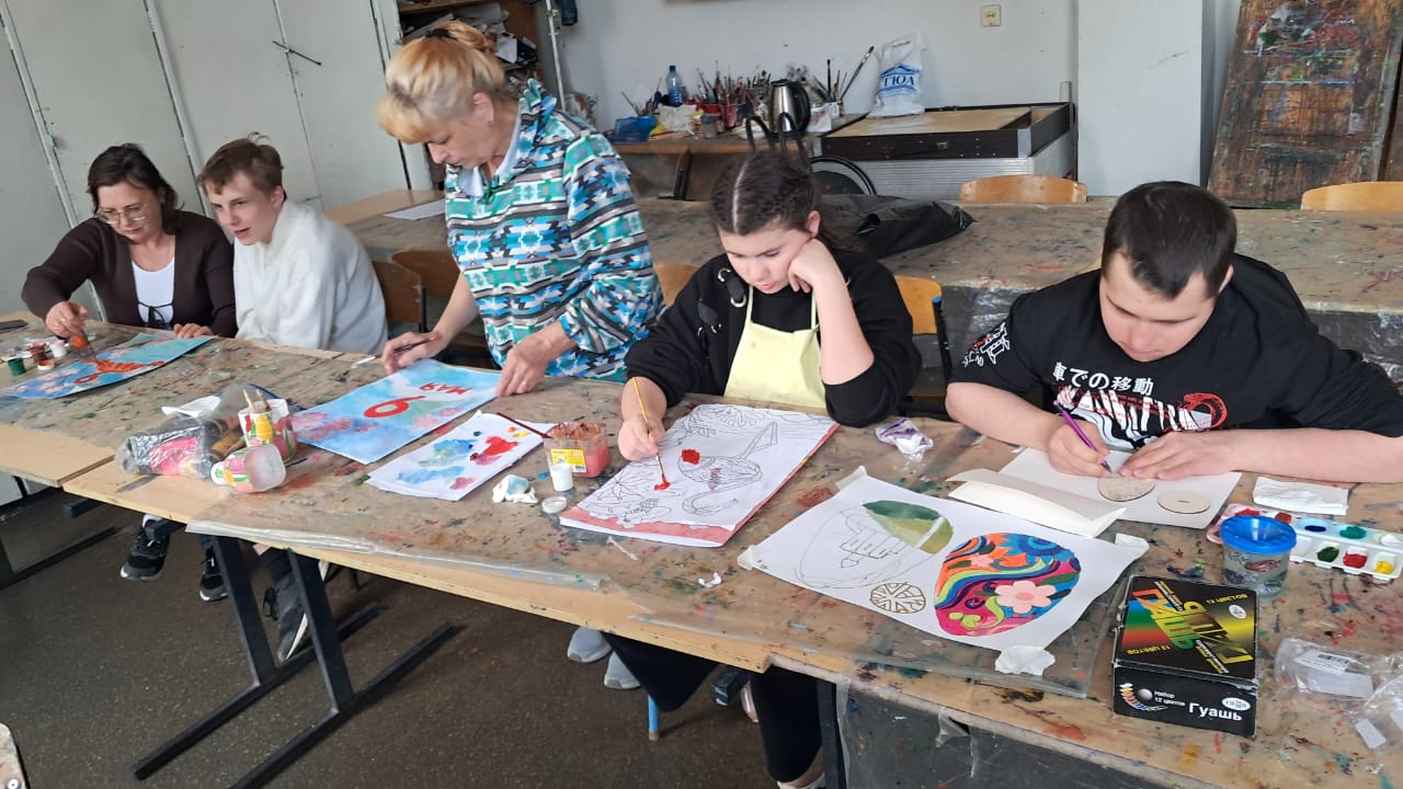 Участники инклюзивной творческой лаборатории «Дорога к счастью» заканчивали рисовать открытки ко Дню Победы — 9 Мая