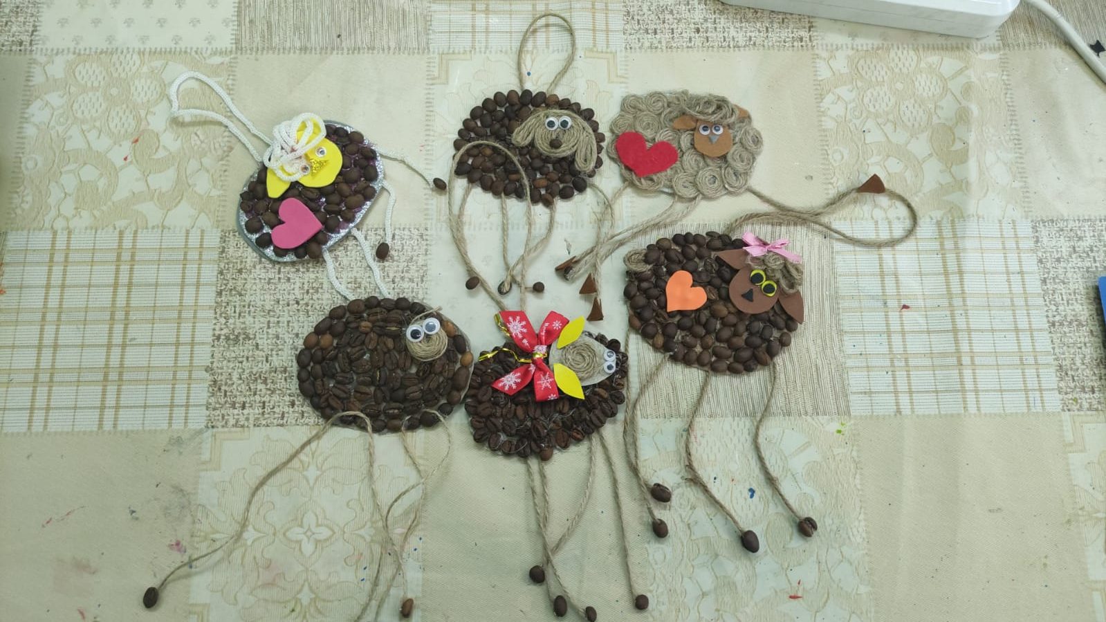 Веселые барашки на занятии по ДПИ в инклюзивной творческой лаборатории «Дорога к счастью»