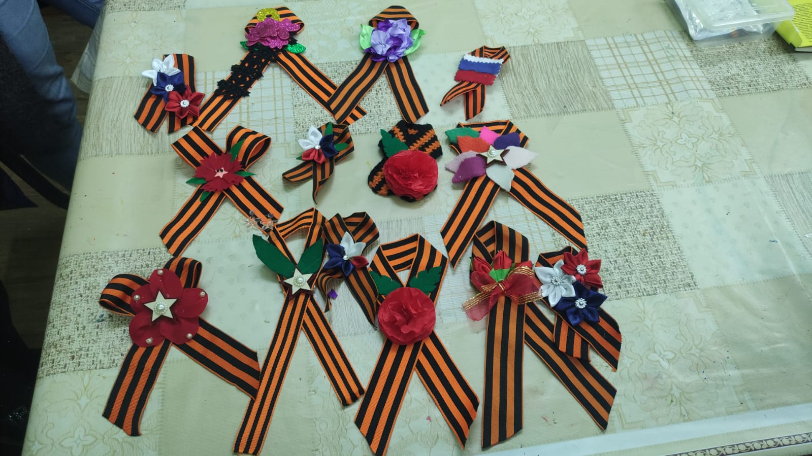 «Георгиевская лента» на занятии по ДПИ в инклюзивной творческой лаборатории «Дорога к счастью»