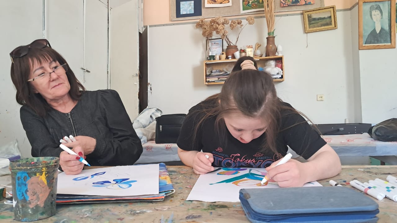 Яркие ирисы на занятии ИЗО в инклюзивной творческой лаборатории «Дорога к счастью»