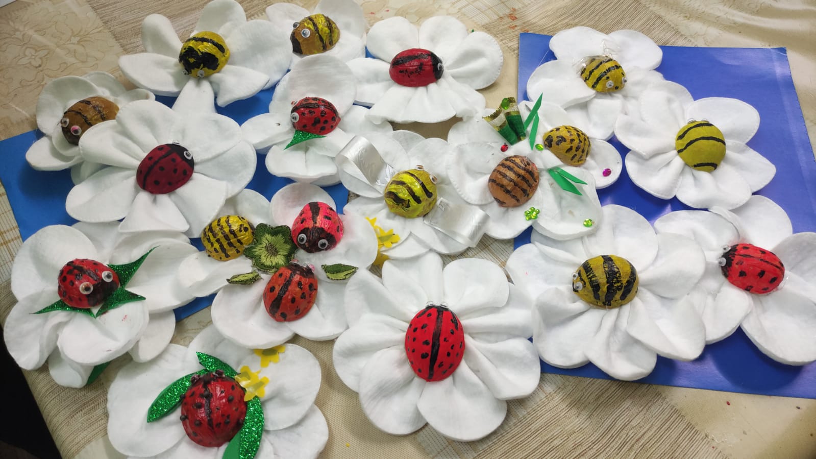 Мастер-класс по созданию божьих коровок на занятии по ДПИ в инклюзивной творческой лаборатории «Дорога к счастью»