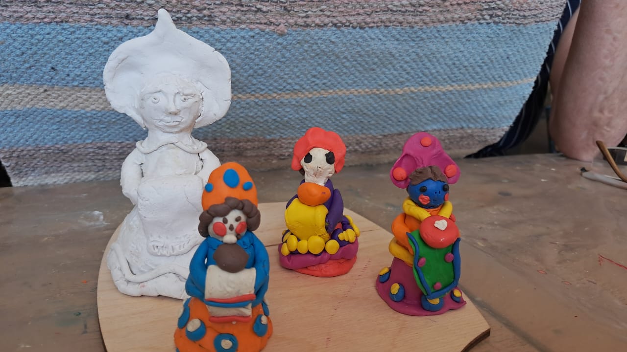 Мастер-класс по лепке Дымковской дамы в инклюзивной творческой лаборатории «Дорога к счастью»