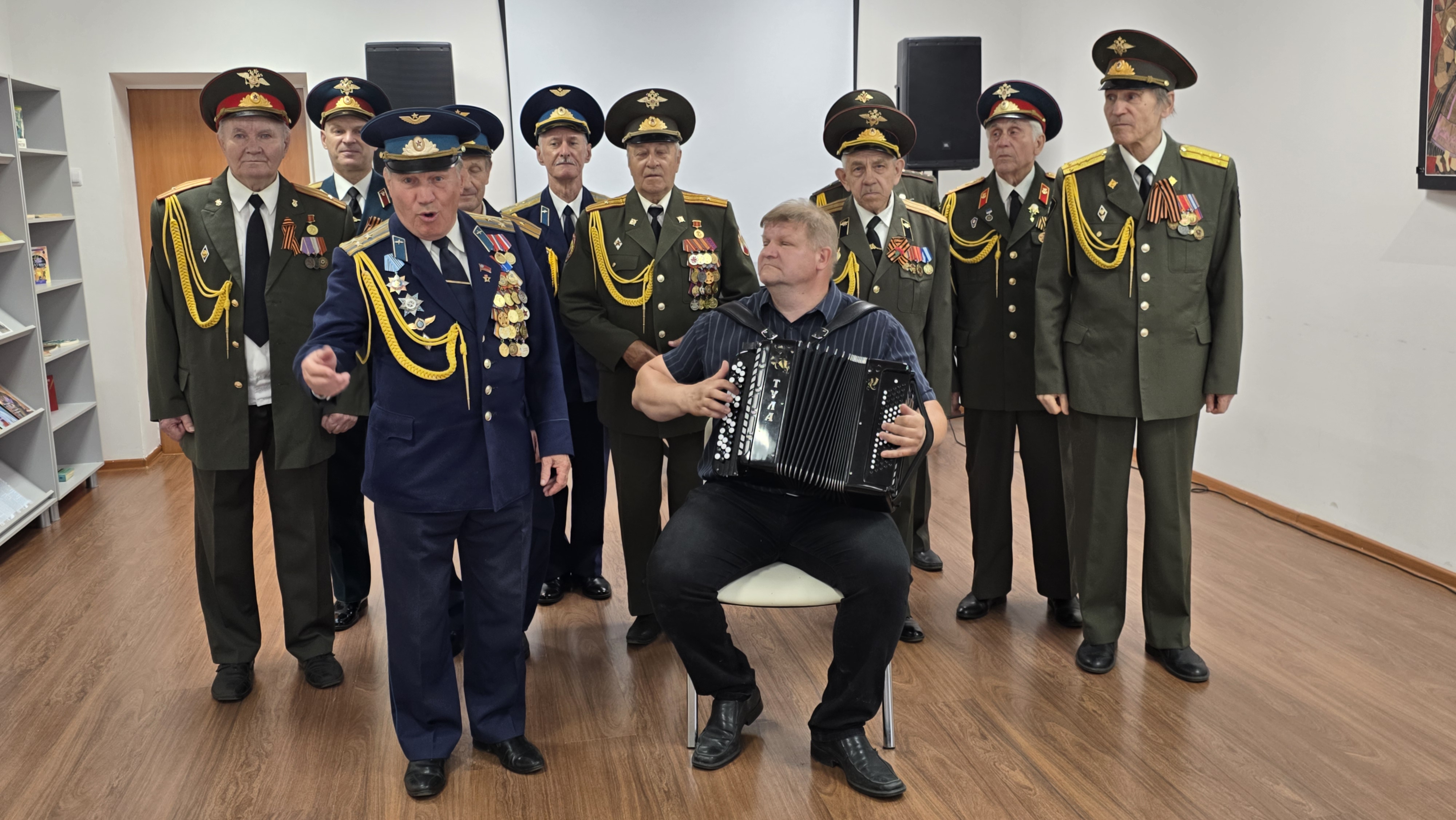 Песни памяти и мужества: хор «Душа ветерана» выступил с патриотической программой в Центральной библиотеке
