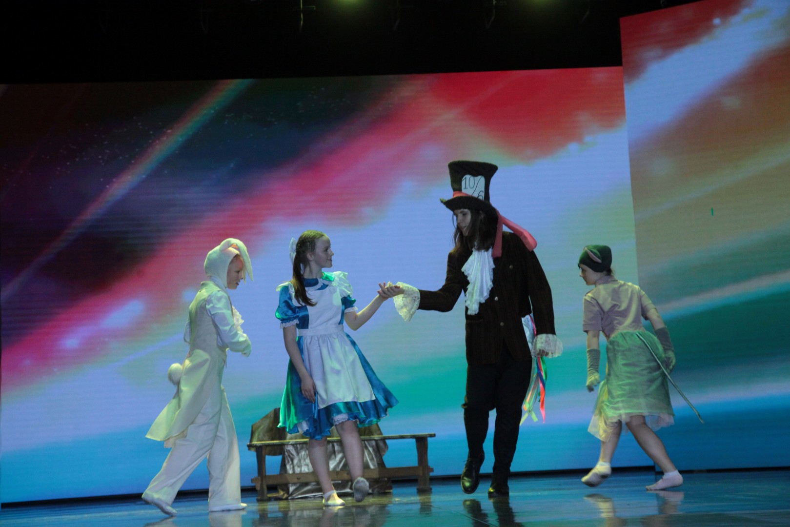 Сказка ожила на сцене: спектакль «Однажды в стране чудес» прошёл в ДК «Россия»