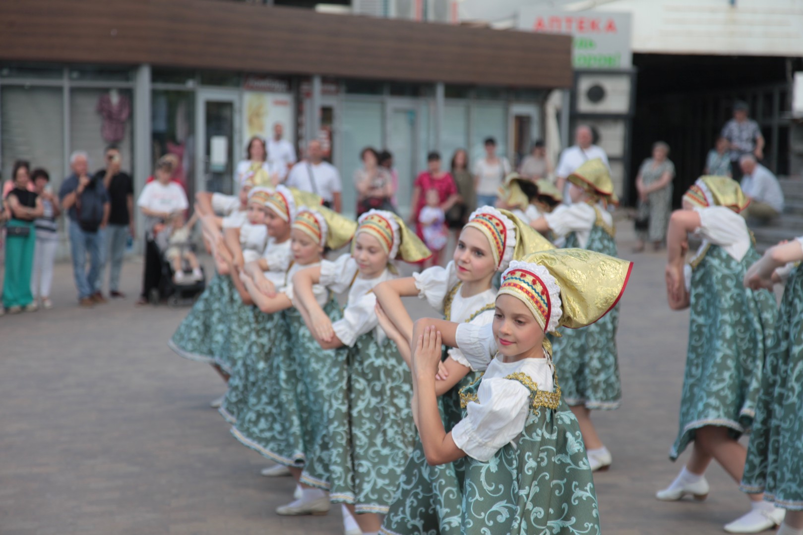 Стартовал цикл летних концертов, в рамках цикла мероприятий «Нескучные выходные» от ДК «Россия»