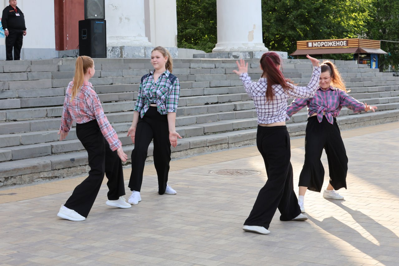 «Молодёжь — будущее России!» — на площади Ленина прошёл праздничный концерт ко Дню молодёжи