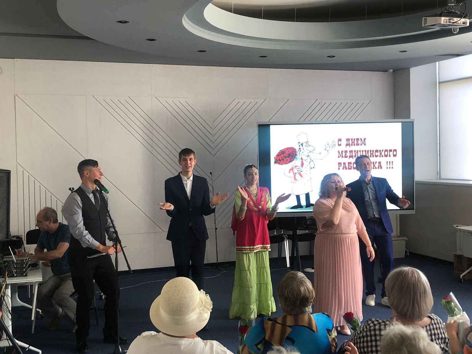«Ангелы в белых халатах»: концерт ко Дню медицинского работника