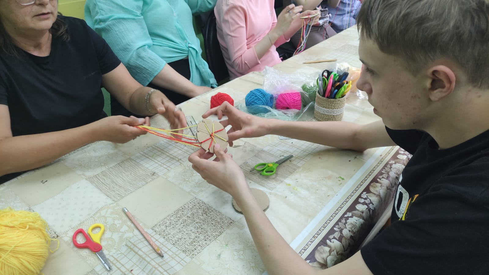 Мастер-класс по технике «Кумихимо» в инклюзивной творческой лаборатории «Дорога к счастью»