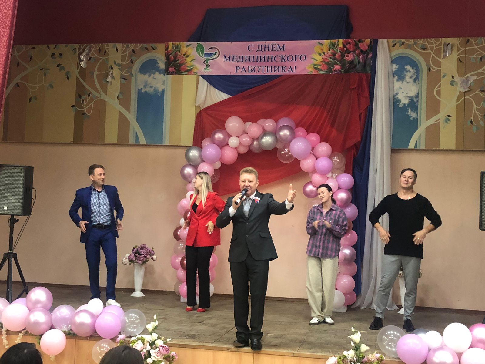 «Ангелы в белых халатах»: ДК «Россия» поздравил медицинских работников концертной программой