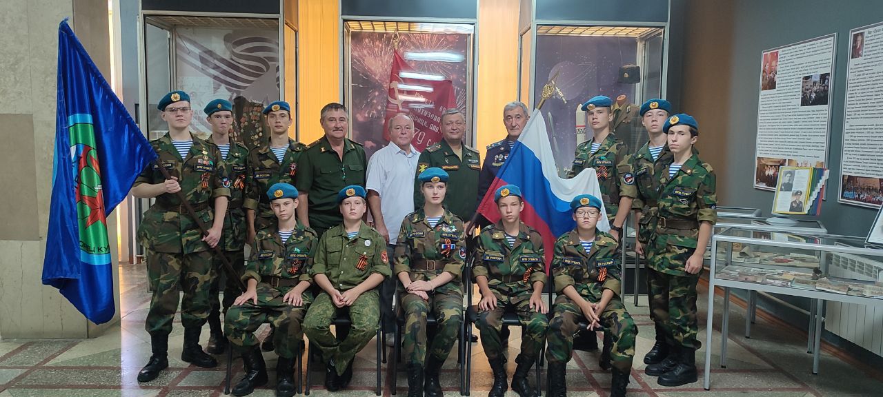 Связь поколений: ветераны и юные патриоты говорят о государственном флаге и чести