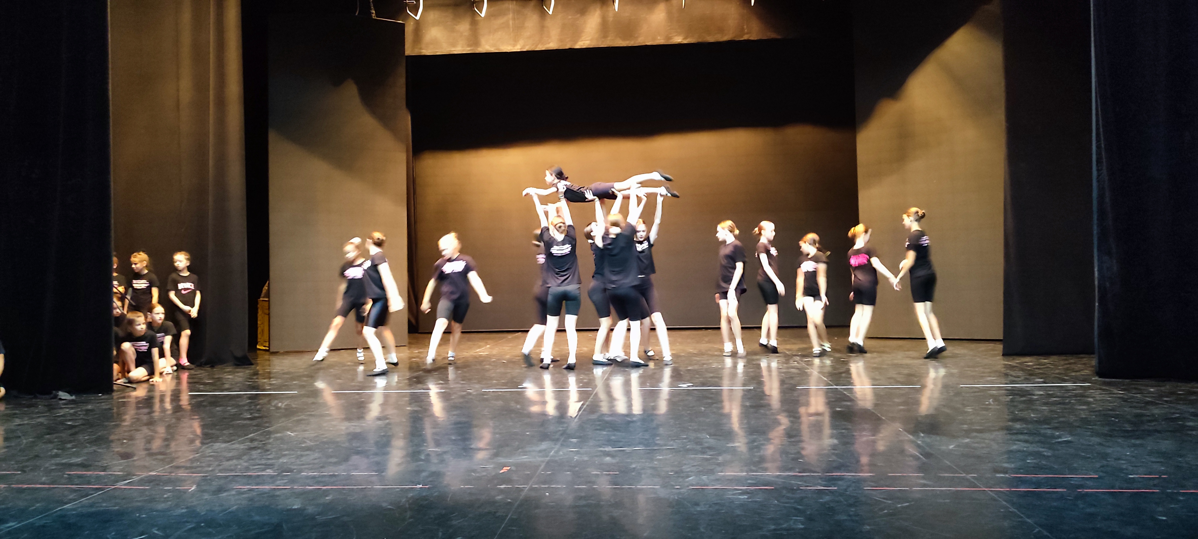 Во Дворце культуры «Россия» продолжается подготовка ко Дню открытых дверей.