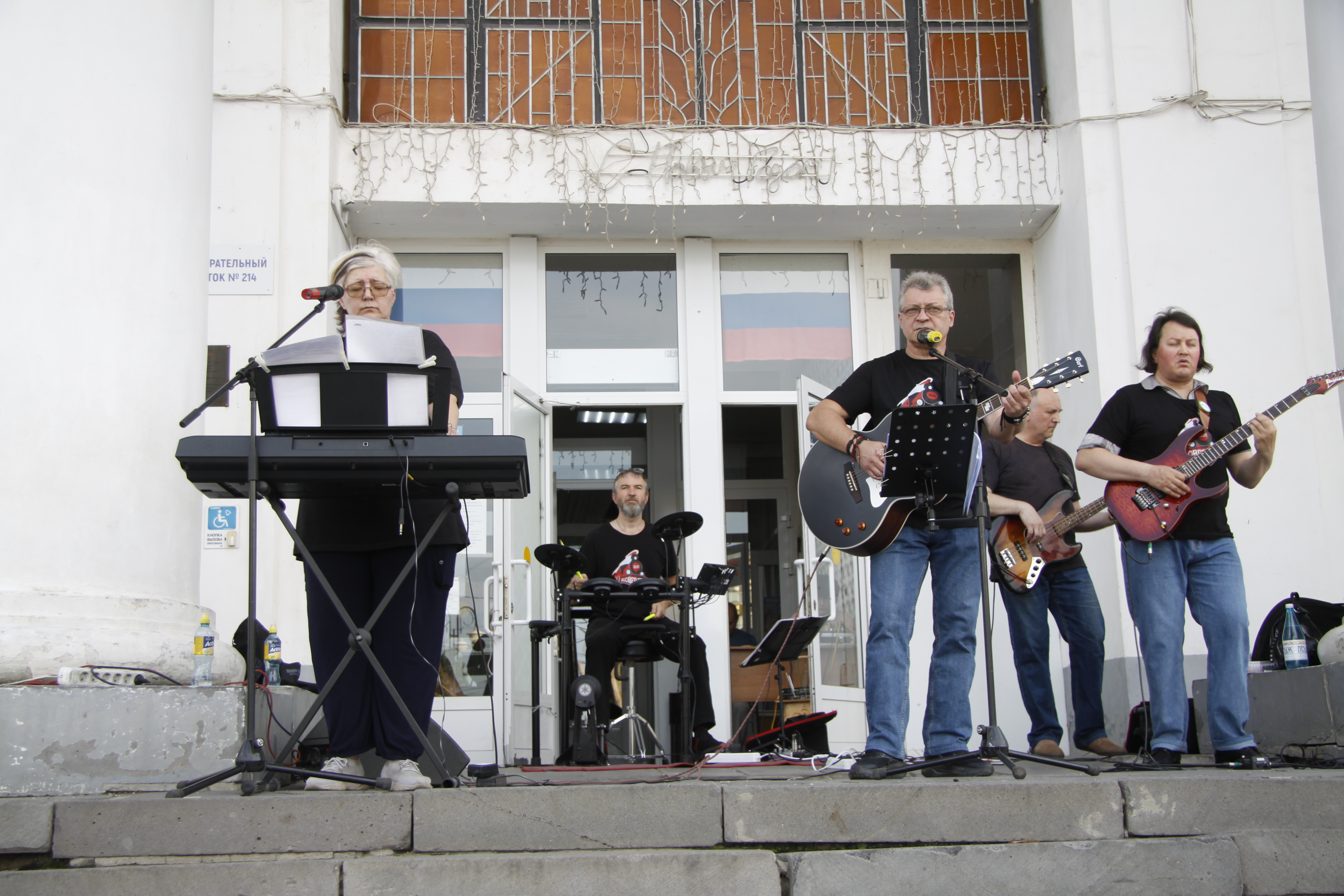 Музыкальный подарок саратовцам от ВИА «Ковёр-паровоз»!