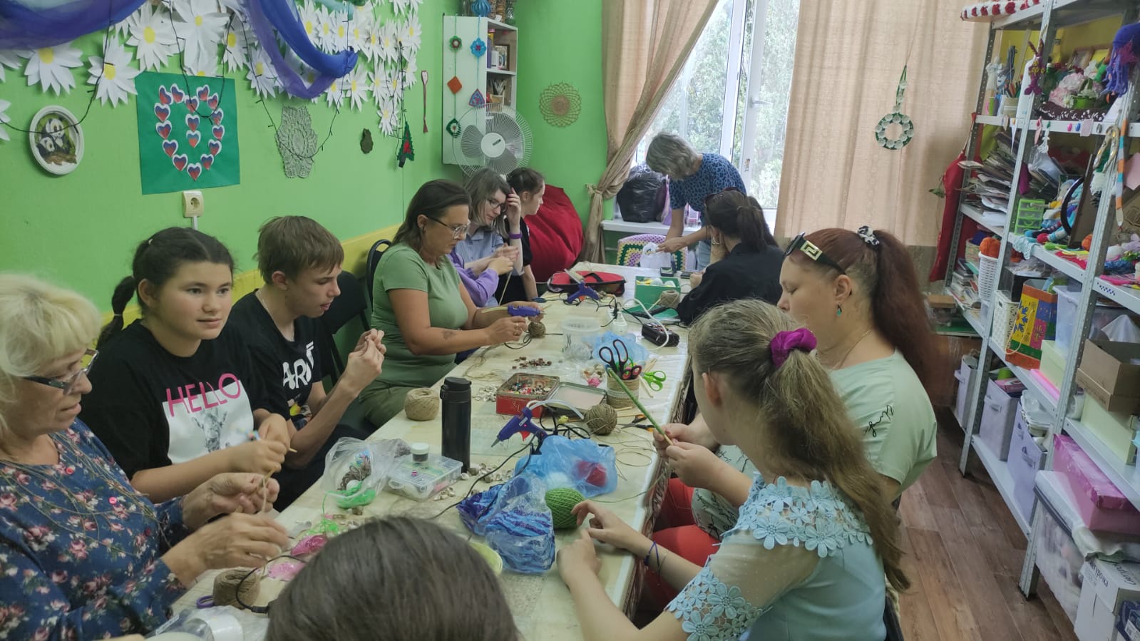 Очаровательные украшения интерьера своими руками: для воспитанников инклюзивной творческой лаборатории «Дорога к счастью» провели мастер-класс.
