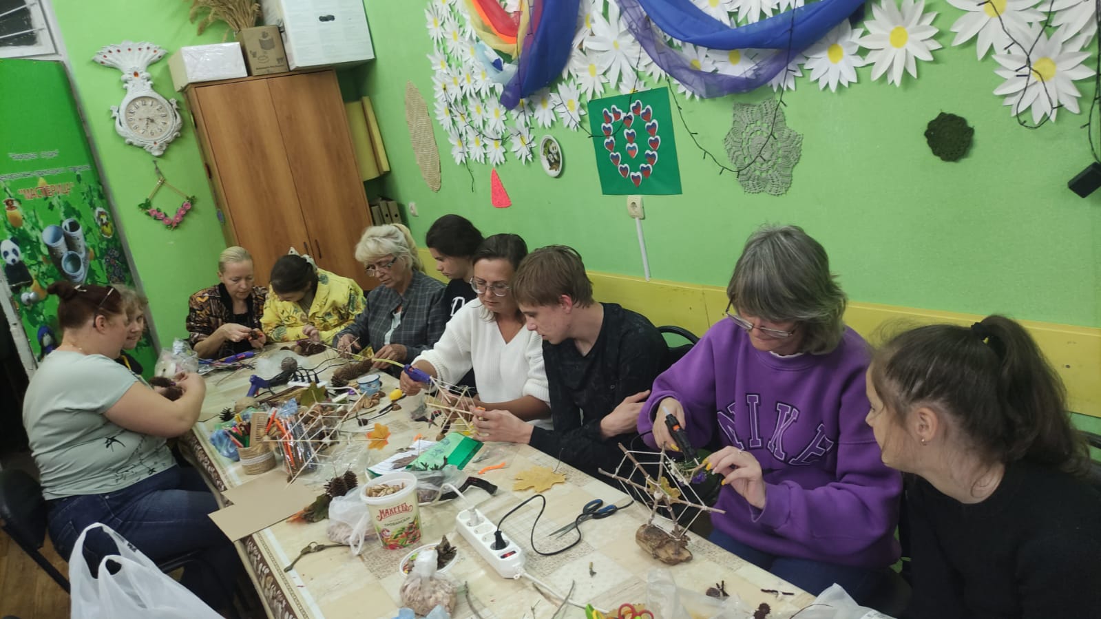 В инклюзивной творческой лаборатории прошёл мастер-класс по осенним поделкам.
