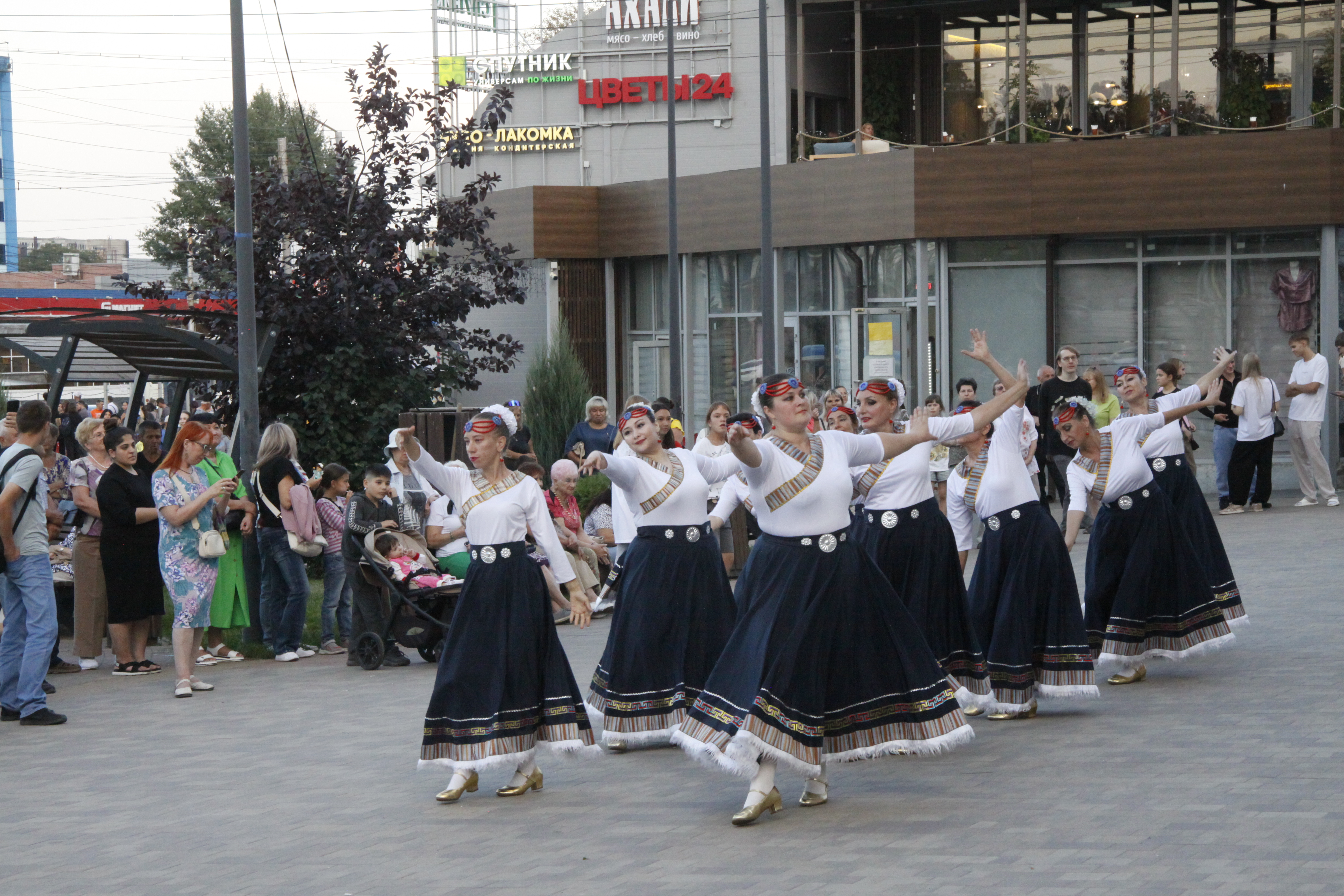 День открытых дверей во Дворце культуры «Россия» завершился грандиозным концертом под открытым небом!