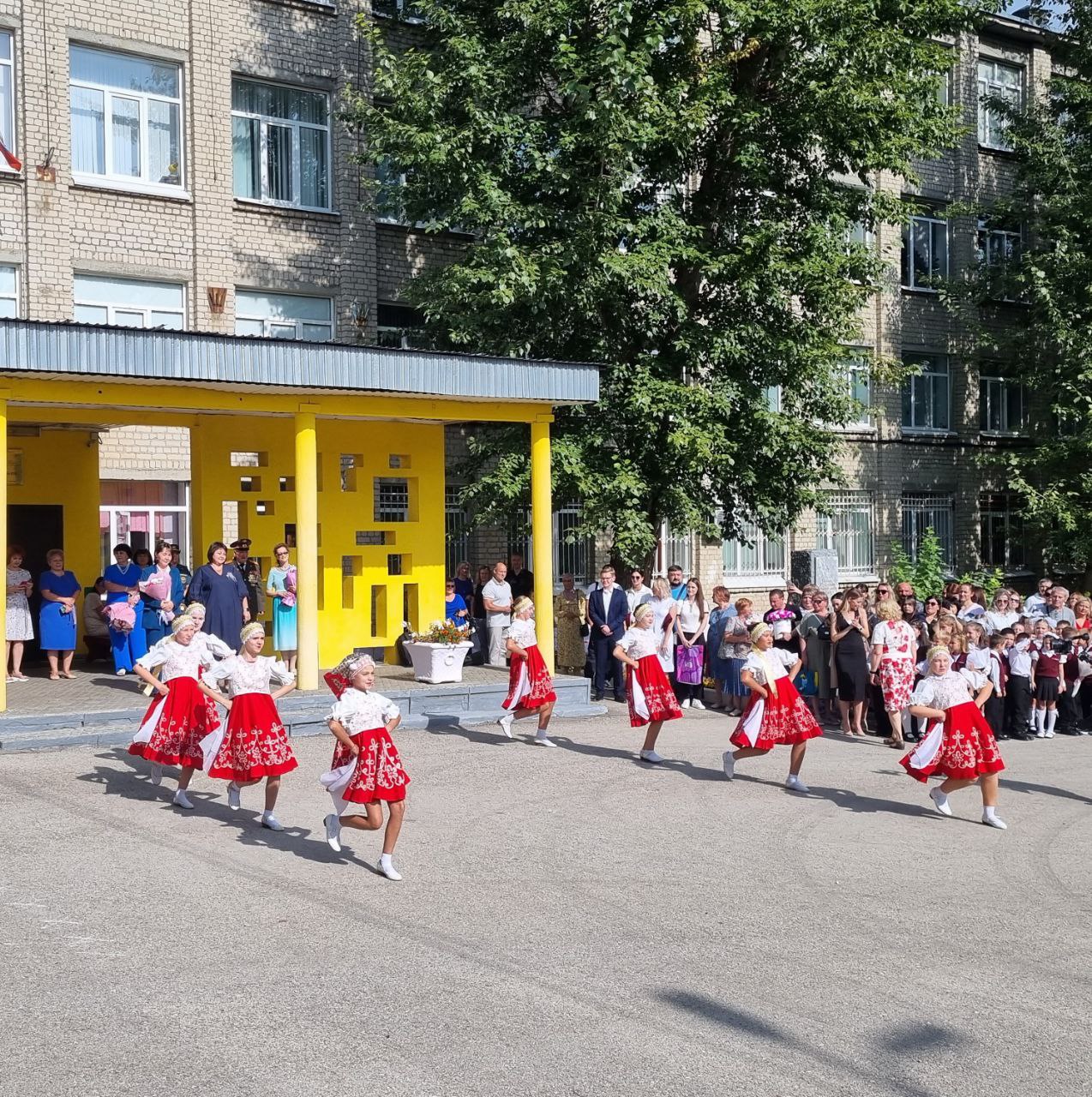 В  саратовских школах сегодня прошли торжественные линейки.