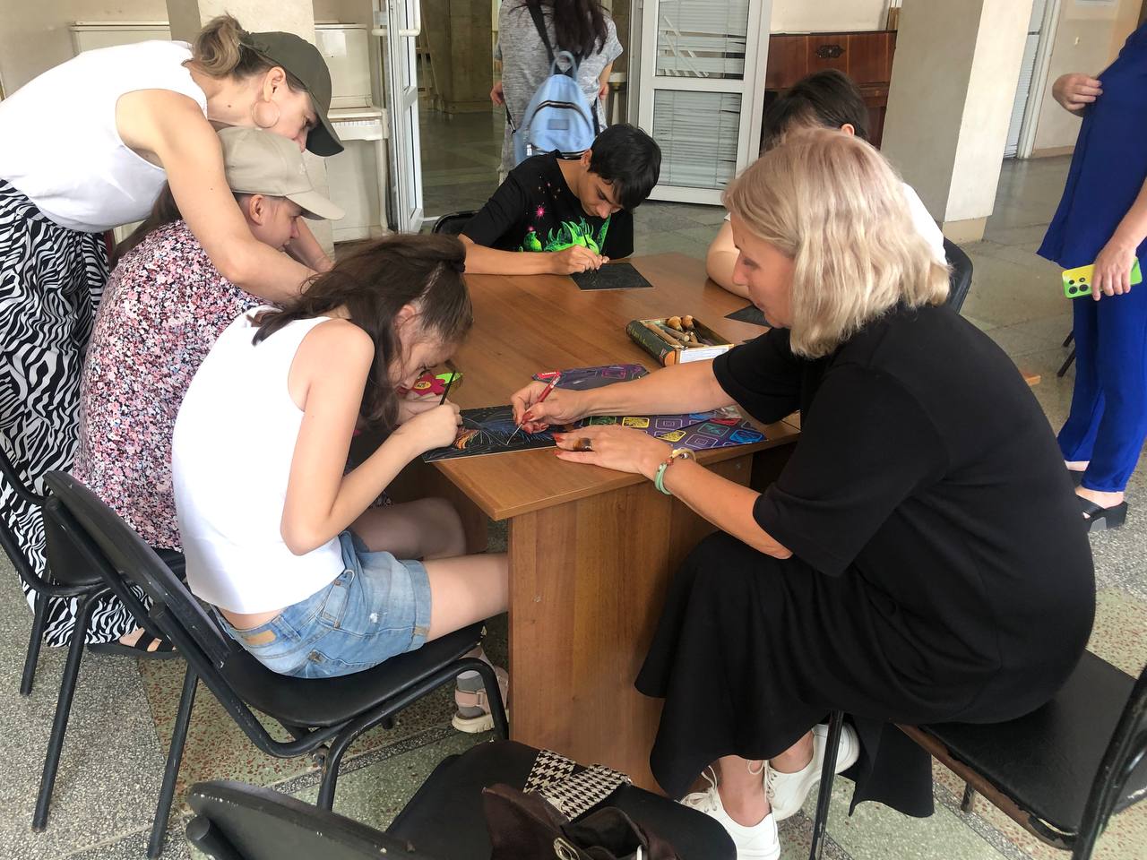 В День открытых дверей для воспитанников инклюзивной творческой лаборатории «Дорога к счастью» провели мастер-классы.