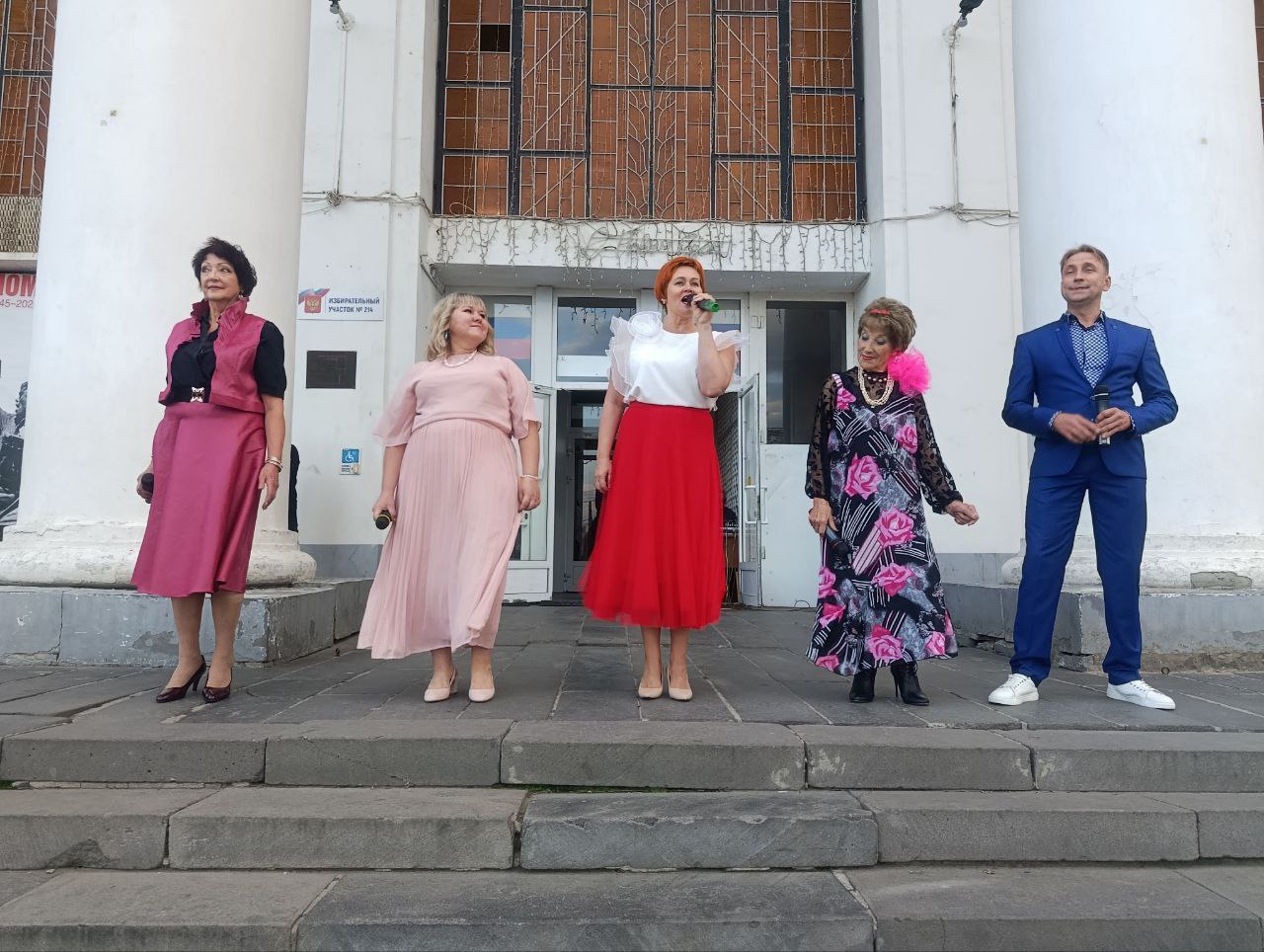 На площади Ленина проводили лето душевной концертной программой.