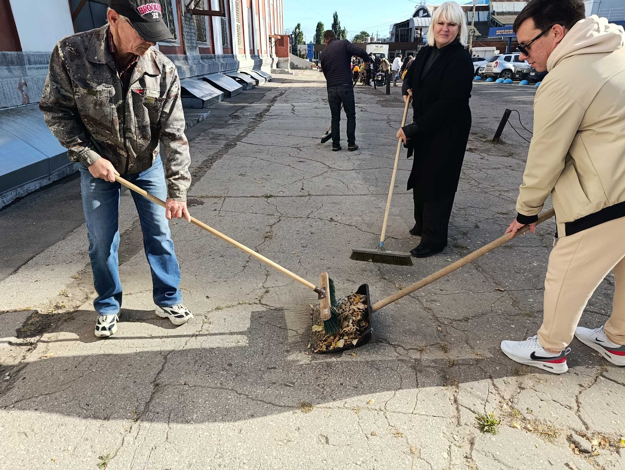 На территории Дворца культуры «Россия» прошёл осенний субботник.