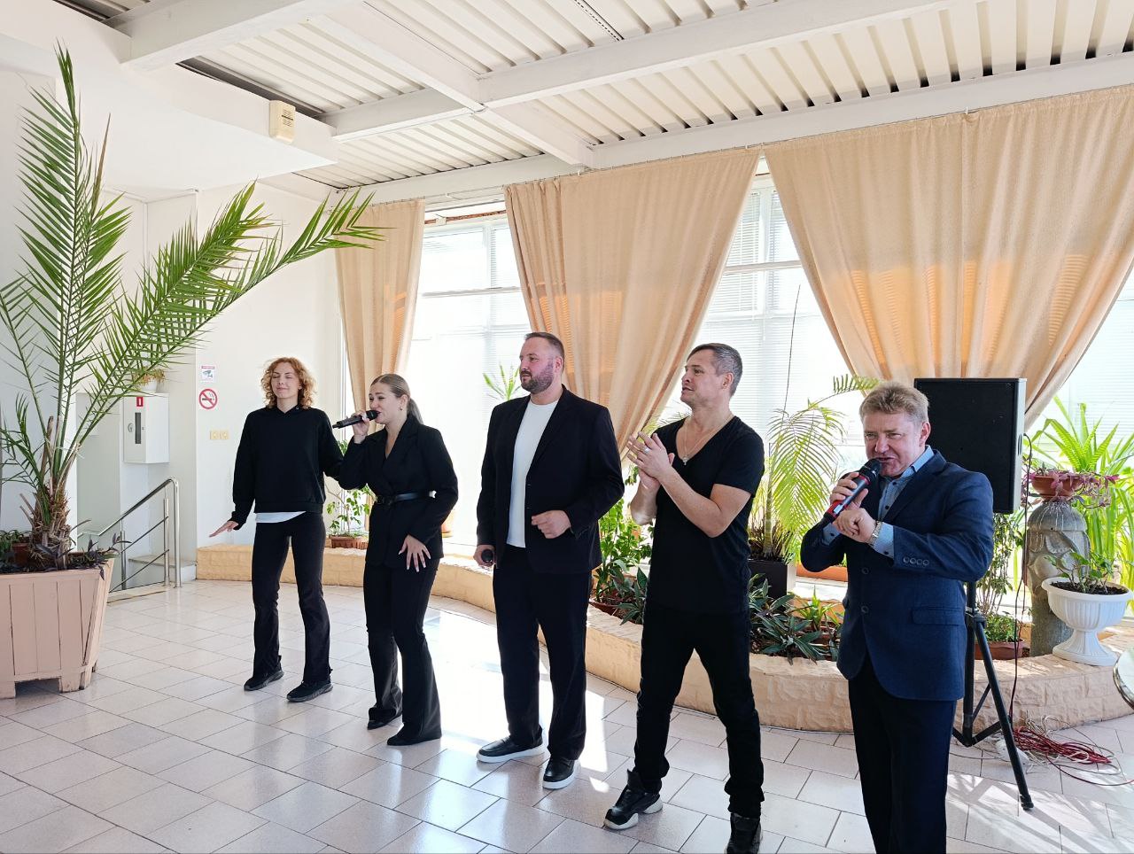 Артисты Дворца культуры «Россия» приехали с концертом в госпиталь ветеранов войн.