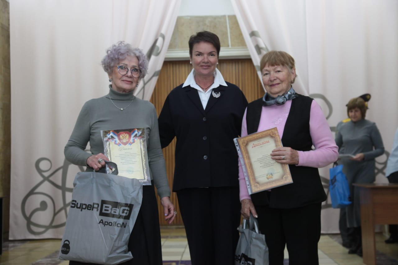 Во Дворце культуры «Россия» наградили участников и победителей смотра-конкурса.