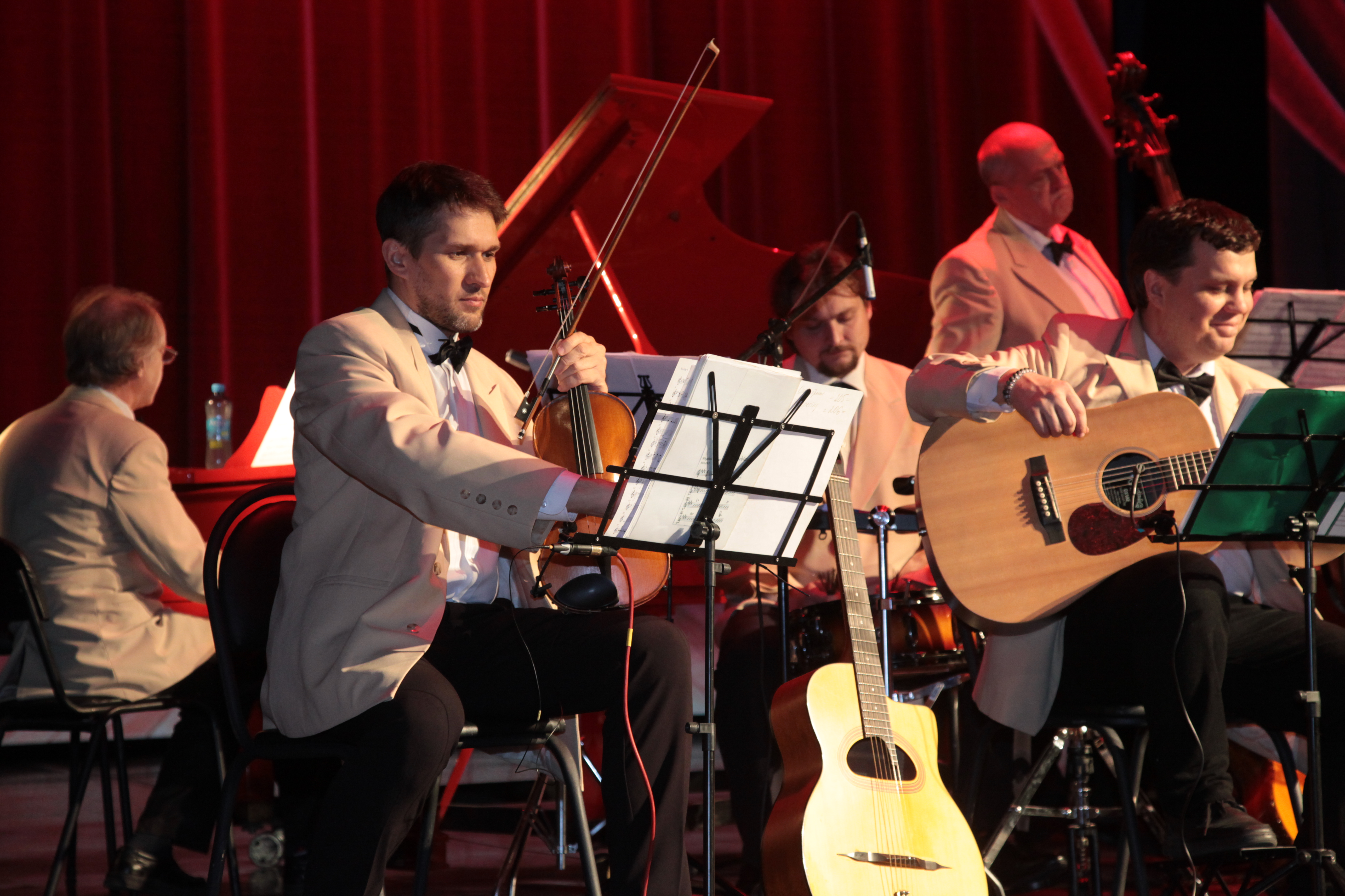 Во Дворце культуры «Россия» прикоснулись к неповторимой магии золотых мелодий.