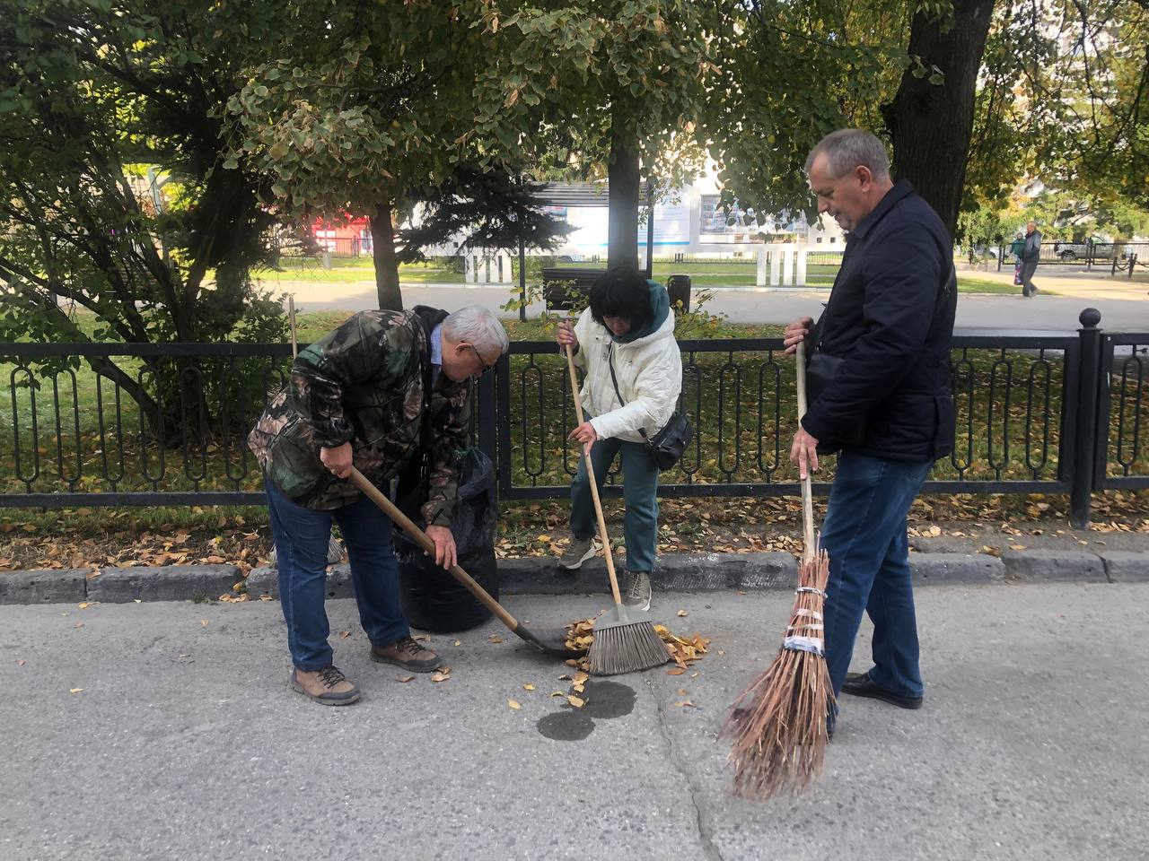 В Саратовской области продолжаются осенние субботники.