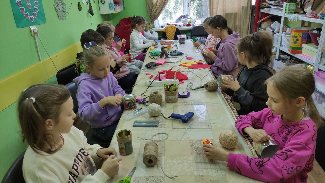 Юные мастера изготовили осенние подарки из подручных материалов.