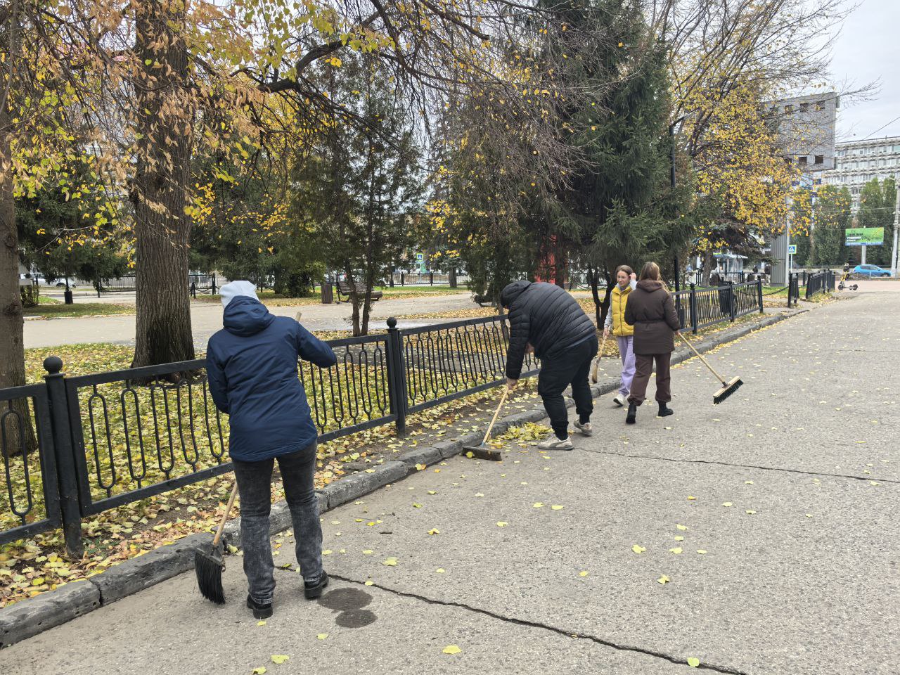 Осенние субботники в Саратовской области продолжаются.