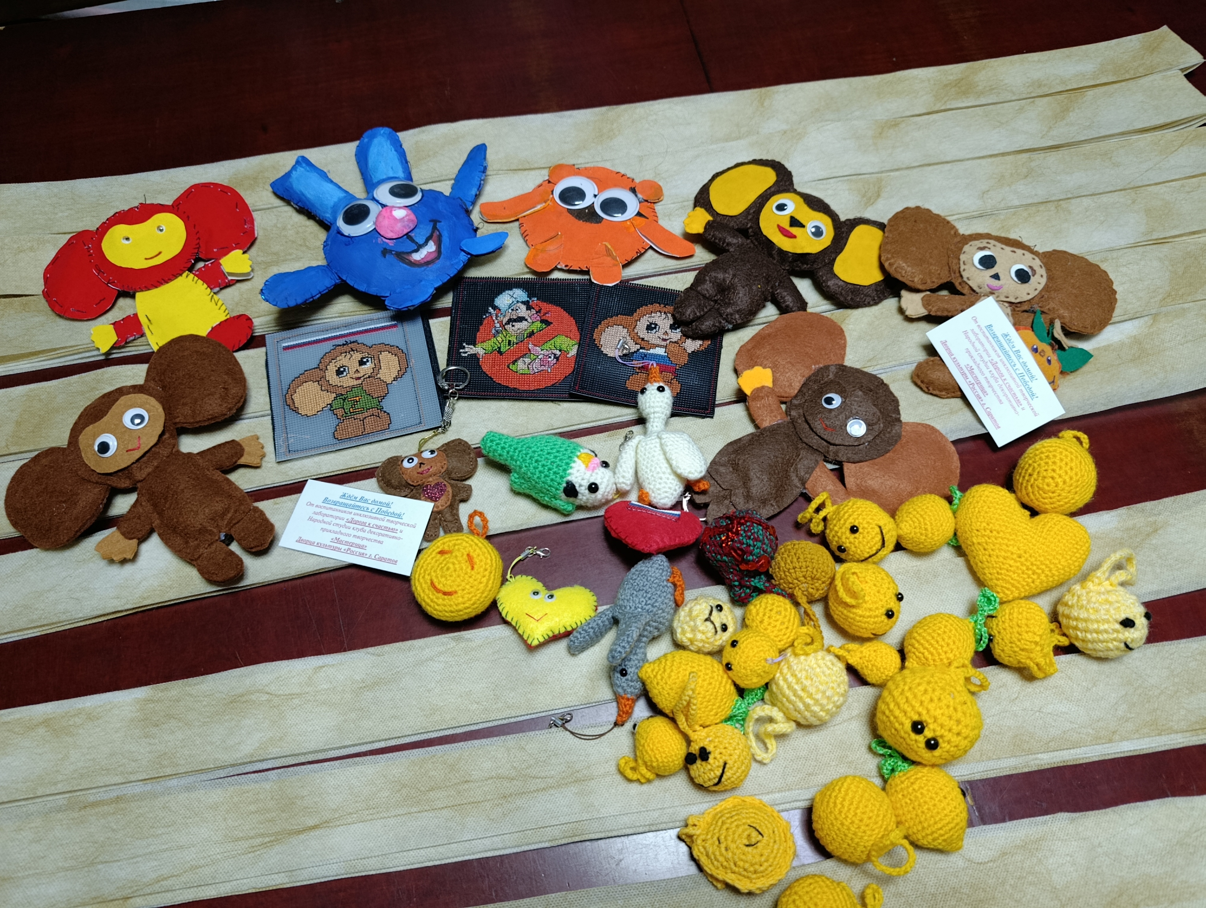 Юные ремесленники Дворца культуры «Россия» отрпавили сувениры бойцам на СВО.