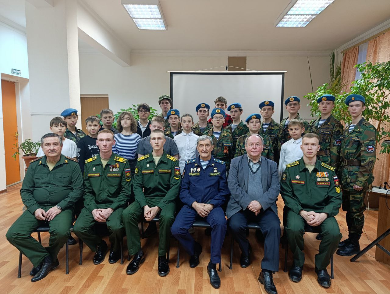 Во Дворце культуры «Россия» прошёл вечер-встреча в преддверии Дня ракетных войск и артиллерии.